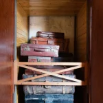 Vieilles valises dans un placard en bois