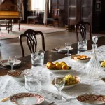 Table de salle à manger élégamment dressée dans une pièce historique