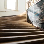 Escalier en pierre illuminé par la lumière naturelle