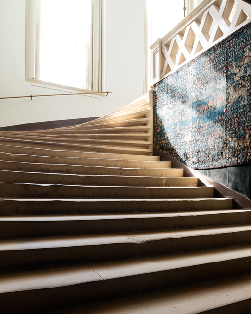 AKG4209520.webp Escalier en pierre illuminé par la lumière naturelle – Image 1