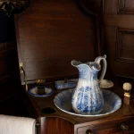 Lavoir ancien en céramique avec cruche et accessoires