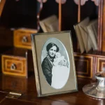 Portrait en Noir et Blanc d'une Mère et Son Bébé dans un Cadre Ancien