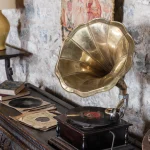 Ancien gramophone avec disques et livres sur meuble en bois