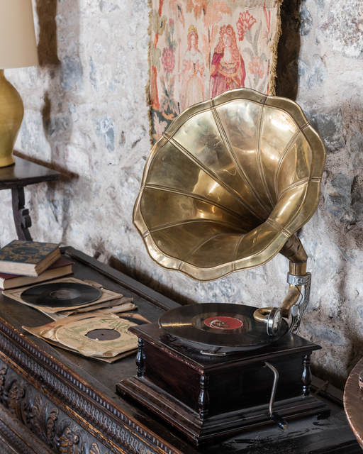 AKG4209747.webp Ancien gramophone avec disques et livres sur meuble en bois – Image 1