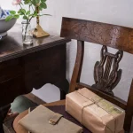 Coin de bureau vintage avec fleurs, bougie et colis