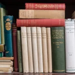 Collection de livres de jardinage vintage sur une étagère en bois