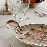 Table élégante avec vaisselle et fruits