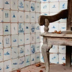Chaise en bois contre mur de carreaux azulejos