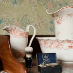 Articles de toilette vintage sur une commode en marbre