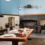 Cuisine Victorienne avec Table Préparée pour la Cuisine