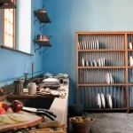 Cuisine rustique avec étagère en bois et accessoires de cuisine