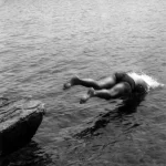 Plongeon depuis un rocher dans un lac