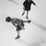 Patinage sur glace de deux jeunes filles
