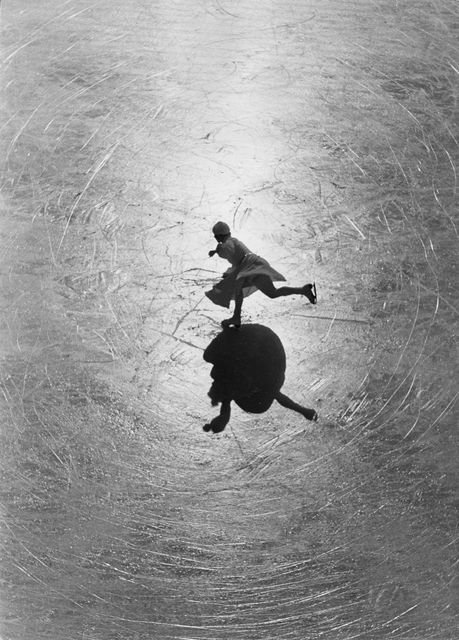 AKG4227058.webp Patineuse en Mouvement sur la Glace – Image 1