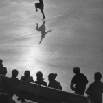 Patineuse sur glace en exécution artistique devant un public