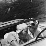 Couple au volant d'une voiture décapotable en montagne