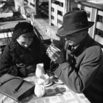 Café en plein air: un homme et une femme partageant une boisson chaude