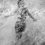 Personne se tenant dans des vagues