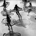Patineurs artistiques en performance synchronisée