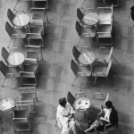 Vue aérienne de deux femmes discutant dans un café en terrasse