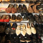 Collection de Chaussures Vintage sur Étagères