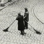 Balayeurs sur rue pavée
