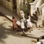 Scène de rue animée avec des femmes en conversation
