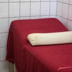 Table de massage dans une salle de soins