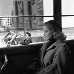 Femme dans un bus regardant un homme dans une voiture