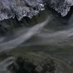 Ruisseau Gelé avec Formation de Glace