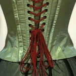 Corset vert à lacets rouges