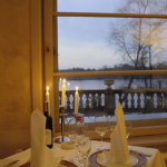 Dîner élégant près de la fenêtre avec vue sur le lac