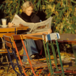 Lecture d'un journal dans un café en plein air