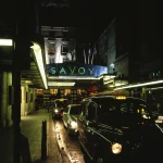 Entrée de l'hôtel Savoy la nuit