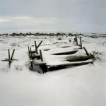 Paysage enneigé avec cabanes en arrière-plan