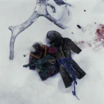 Deux statuettes traditionnelles en bois dans la neige