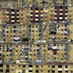 Immeuble Résidentiel avec Balcons et Antennes Satellite