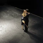 Danse passionnée sur scène