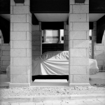 Voiture couverte sous des colonnes architecturales