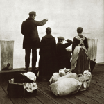 Immigrants observant l'horizon depuis un quai