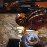 Atelier de luthier avec des morceaux de violon sur une table