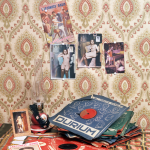 Coin vintage avec affiches et disques vinyles