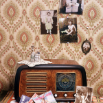 Radio Vintage et Photos Anciennes sur un Buffet