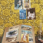 Vieilles photographies sur un fond de papier peint jaune