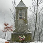 Monument en hiver couvert de neige