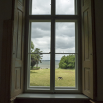 Vue sur la prairie à travers une fenêtre