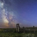 Ciel étoilé au-dessus d'un enclos en bois