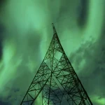 Pylône sous les aurores boréales