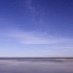 Nuit étoilée sur une plage tranquille