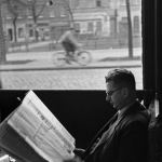 Homme lisant un journal dans un café